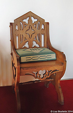 Oak_chair_with_a_canvas_work_cushion049