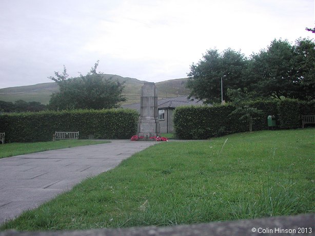 The World wars I and II memorial at Settle