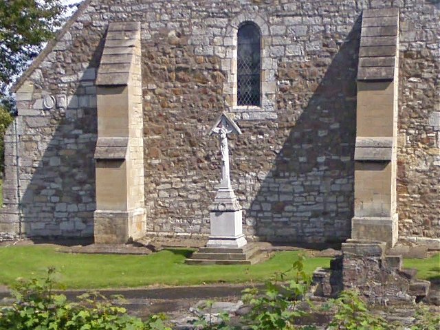 The 1914-1918 War Memorial in Bilton Churchyard.