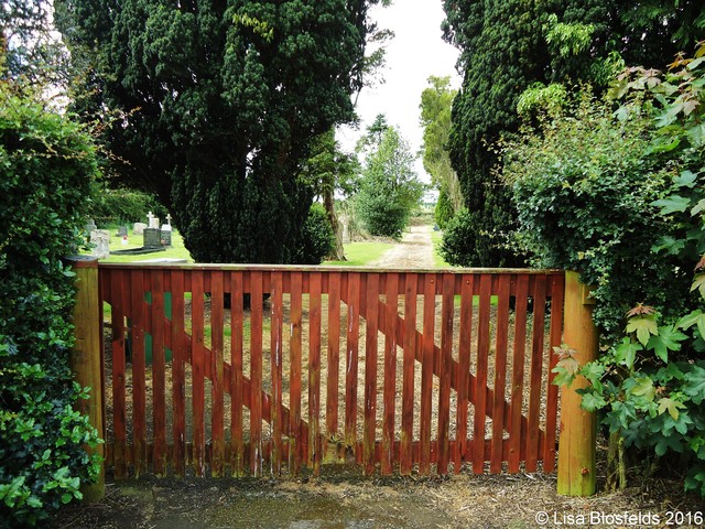 Cemetery_gate_from_the_road002