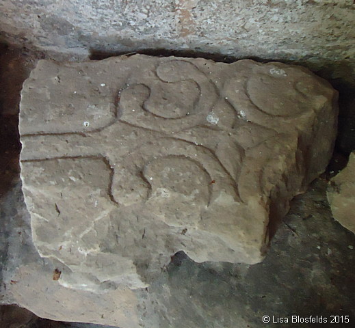 Carved_stones_in_the_porch082