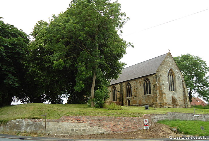 Churchyard_and_church_as_seen_from_the_road006