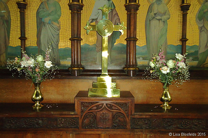 Cross_and_vases_on_the_altar109