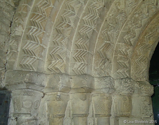 Left_part_of_the_carvings_over_the_doorway078
