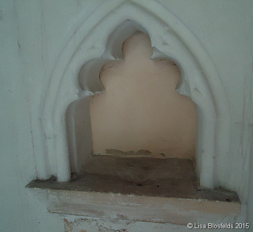 Niche_in_the_south_side_of_the_sanctuary103