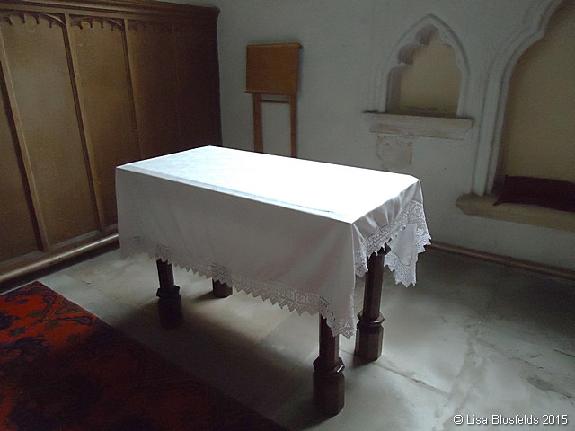 Oak_table_with_a_beautiful_cloth104