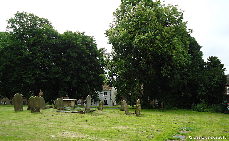 South_side_of_the_churchyard033