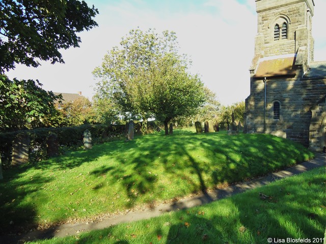 Graves_between_hedge_and_church204