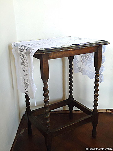 Small_table_with_a_pretty_cloth048