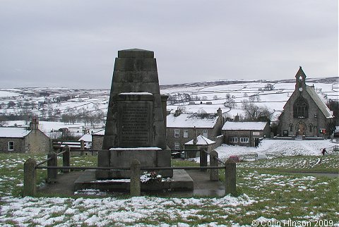 The World Wars I and II memorial on the green at Reeth.